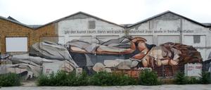 Das Wandgemälde an der Rückseite der Reinbeckhallen, wo man Typen trifft, die man eher in Mitte vermuten würde, zeigt eine andere Seite des Ortsteils.
