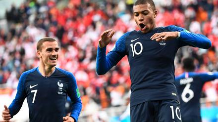 Kylian Mbappe (rechts) feiert sein Tor mit Antoine Griezmann.