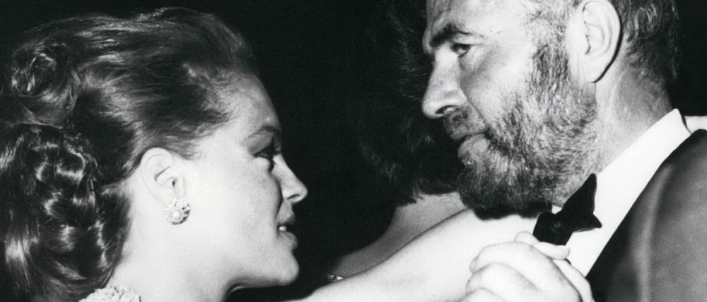 Romy Schneider und James Mason tanzen auf dem Filmball der Berliner Filmfestspiele.