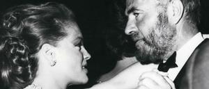 Romy Schneider und James Mason tanzen auf dem Filmball der Berliner Filmfestspiele.
