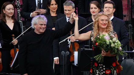Sir Simon Rattle und seine Frau, die Mezzosopranistin, Magdalena Kožená, begeistern beim Konzert in der Waldbühne.