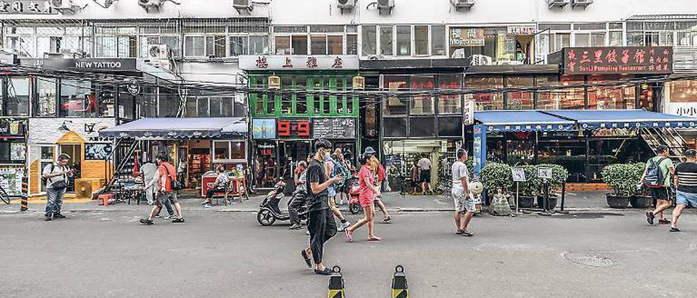 Unten wird’s bunt. In Peking haben viele Läden eröffnet.