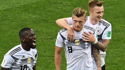 Freude und Genugtuung: Antonio Rüdiger, Toni Kroos und Marco Reus (von links) nach dem Siegtreffer gegen Schweden.