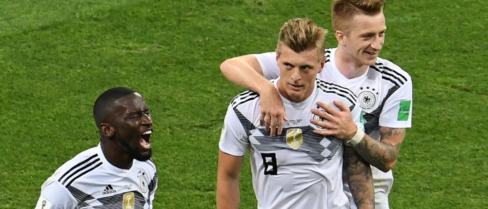 Freude und Genugtuung: Antonio Rüdiger, Toni Kroos und Marco Reus (von links) nach dem Siegtreffer gegen Schweden.