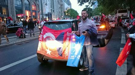 Erdogan-Anhänger feiern in Berlin den Wahlsieg.