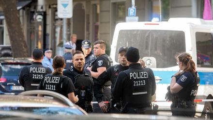Polizisten sichern während eines Einsatzes den Adenauerplatz ab. Zwei Männer sind schwer verletzt.