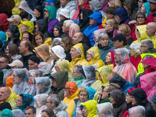 Trotz trübem Himmel und Regen. Die Waldbühne ist voll und das Publikum spendet reichlich Applaus.