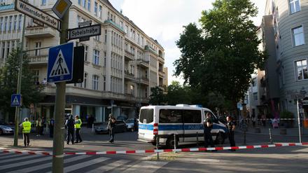 Polizisten sichern während eines Einsatzes den Adenauerplatz und die Kreuzung Sybelstraße Ecke Wilmersdorfer Straße ab.
