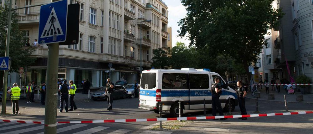 Polizisten sichern während eines Einsatzes den Adenauerplatz und die Kreuzung Sybelstraße Ecke Wilmersdorfer Straße ab.