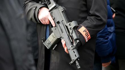 Die Anti-Terror-Polizei in Frankreich hat zehn Verdächtige wegen mutmaßlicher Anschlagspläne auf Muslime festgenommen.