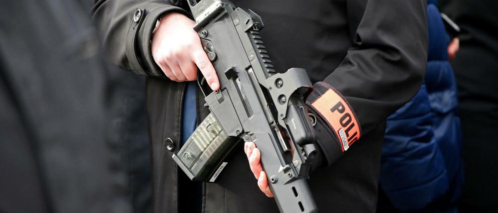 Die Anti-Terror-Polizei in Frankreich hat zehn Verdächtige wegen mutmaßlicher Anschlagspläne auf Muslime festgenommen.