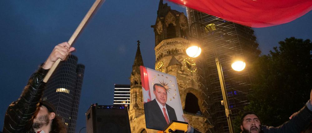 Erdogan-Anhänger feiern das Ergebnis der Türkei-Wahlen auf dem Kurfürstendamm.