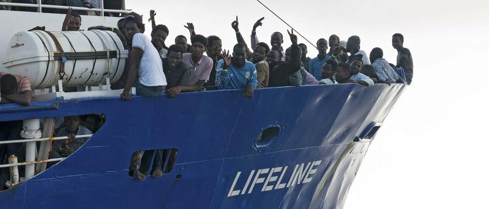 Hunderte Flüchtlinge auf dem Rettungsschiff von "Mission Lifeline" hoffen auf einen sicheren Hafen in Europa.