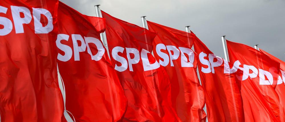 SPD-Fahnen bei einer Regionalkonferenz in Bayern.