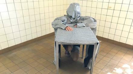 Kindheitsmuster. Zur Eröffnung zeigte die Künstlerin Gunhild Kreuzer ihre Performance „Das Raster auf dem Ast da“. 