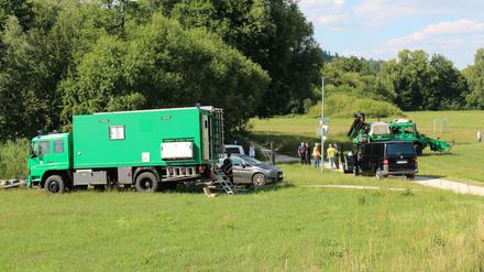 Bereitschaftspolizei aus Nürnberg sucht die Pegnitzwiese nach der vermissten Tramperin ab. 