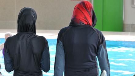 Sollen Schulen Burkinis für muslimische Schülerinnen anschaffen? Familienministerin Giffey hat damit kein Problem.