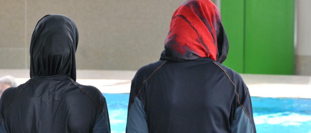 Sollen Schulen Burkinis für muslimische Schülerinnen anschaffen? Familienministerin Giffey hat damit kein Problem.