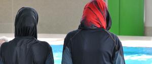 Sollen Schulen Burkinis für muslimische Schülerinnen anschaffen? Familienministerin Giffey hat damit kein Problem.