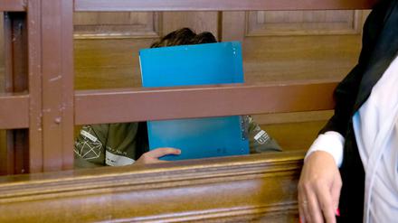 Auf der Anklagebank. Die Justiz wirft dem 19-Jährigen vor, einen zwei Jahre älteren Israeli antisemitisch attackiert zu haben.