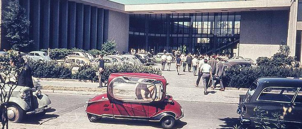 Mit dem Messerschmitt Kabinenroller zur Uni: Schon in den 1950er Jahren fuhr so mancher mit dem Auto zur Vorlesung. Der am 19. Juni 1954 eröffnete Henry-Ford-Bau wurde als zentrales Hörsaalgebäude der Freien Universität errichtet.
