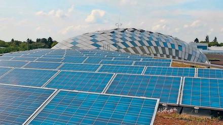Auf Sonnenfang: Auf dem Dach der Rost- und Silberlaube stehen Solarmodule mit einer Kapazität von rund 350 kWp. Insgesamt verfügt die Freie Universität über neun Dachsolaranlagen mit einer Kapazität von rund 675 kWp.