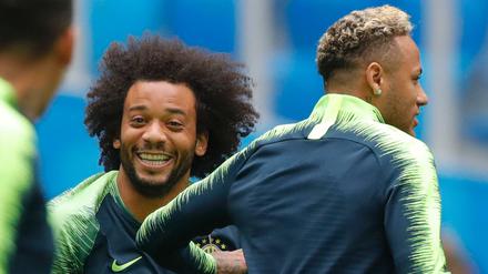 Gute Laune vor dem Spiel gegen Costa Rica: Neymar aus Brasilien (r) und Teamkollege Marcelo scherzen auf dem Platz. 