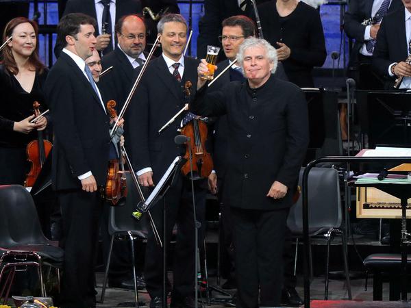 Zum Wohl. Sir Simon Rattle genießt seinen Abschied mit einer Erfrischung.