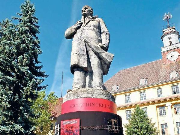 Übers Feld. Lenins Statue illustriert die bewegte Geschichte des Areals.