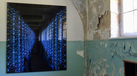 Hinter die bröckelnde Fassaden schauen. Ansicht aus der Ausstellung von Bettina WitteVeen.