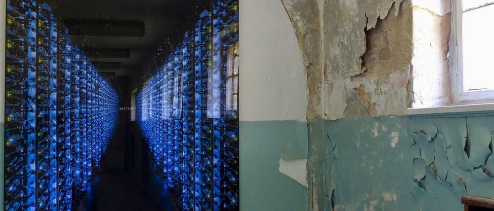 Hinter die bröckelnde Fassaden schauen. Ansicht aus der Ausstellung von Bettina WitteVeen.