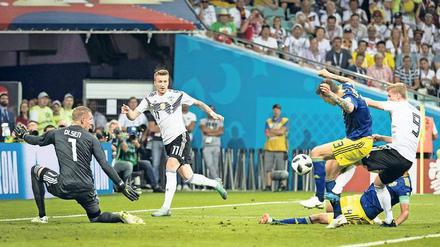 Marco Reus (Nr. 11) und Timo Werner (r.) sorgen für Belebung. 