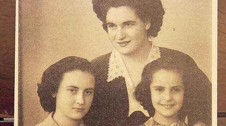 Dem Grauen entkommen: Rosina Asher-Pardo (links) als Heranwachsende mit Schwester und Mutter nach dem Krieg. Ihr Bericht vom Überleben in der von Deutschen besetzten Stadt Thessaloniki ist im Zeitzeugenarchiv der Freien Universität bewahrt. Öffentlich vorgestellt wurde es im April 2018 im Dokumentationszentrum Topographie des Terrors im Beisein von Altbundespräsident Joachim Gauck und Theodoros Daskarolis, Botschafter der Hellenischen Republik in Deutschland.