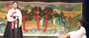 Pansori ist ein langer epischer Gesang, bei dem ein einzelner Sänger oder eine Sängerin von einem Trommler auf einer Fasstrommel begleitet wird. Pansori begeistert mittlerweile nicht nur in Korea.