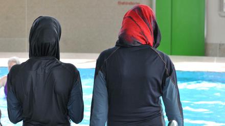 Mit Burkini ins Wasser. 
