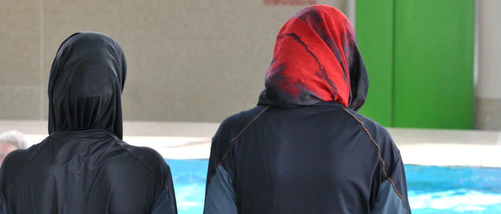 Mit Burkini ins Wasser.