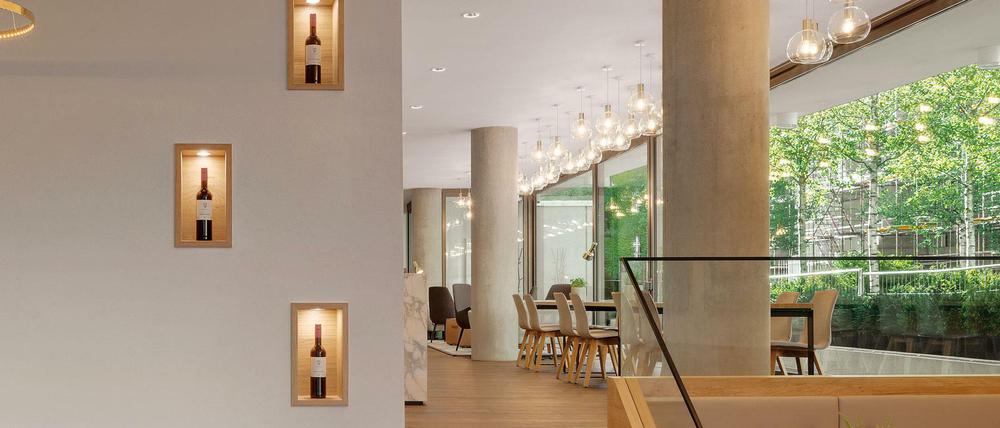 Blick ins Bistro. Nur ein schmaler Garten (rechts im Bild) trennt das Hotel von den Luxuswohnungen auf der anderen Seite.