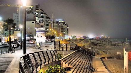 Dauerbaustelle. Tag und Nacht wird gebaut in der Innenstadt und auch am Strand von Tel Aviv.