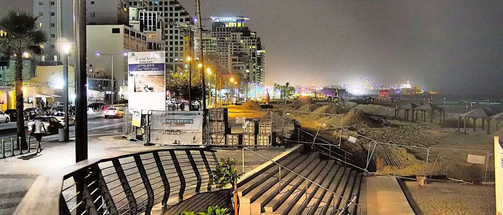 Dauerbaustelle. Tag und Nacht wird gebaut in der Innenstadt und auch am Strand von Tel Aviv.