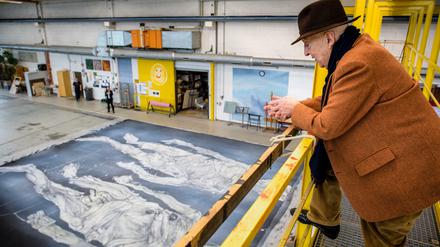Und er sah, dass es Kunst war. Maler Georg Baselitz vor seinem Bühnenbild für den "Parsifal" bei den Münchner Opernfestspielen.