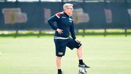 Der Ball ist ihm wichtig. Urs Fischer bei seiner ersten Einheit als Trainer des 1. FC Union. 