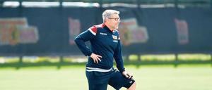 Der Ball ist ihm wichtig. Urs Fischer bei seiner ersten Einheit als Trainer des 1. FC Union. 