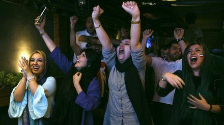Frauen feiern in Teheran zusammen mit Männern beim Public Viewing.