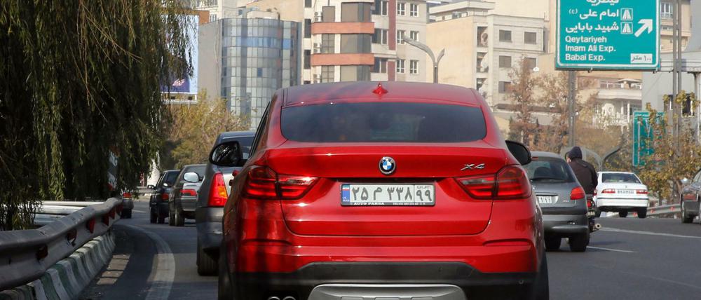 Auch Geschäfte deutscher Firmen mit dem Iran könnten von den US-Sanktionen betroffen sein: Wenn sie über Banken abgewickelt werden, die am US-Dollar hängen.
