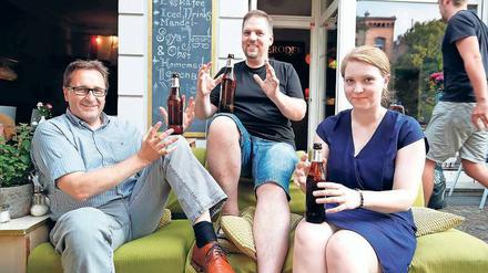 Bierflaschenheben stärkt die Oberkörpermuskulatur – und zur Belohnung gibt es einen Schluck. Norbert Buddendick, Torben Bertram und Anita Laurisch suchen noch Mitstreiter. 
