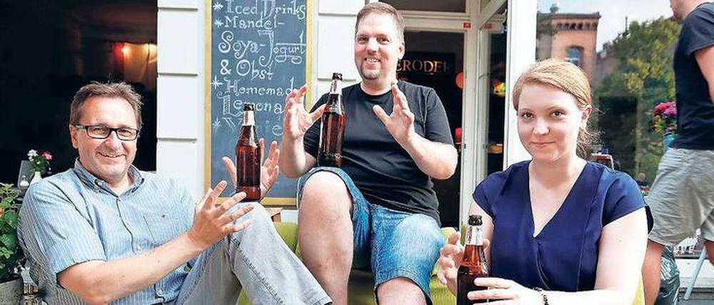Bierflaschenheben stärkt die Oberkörpermuskulatur – und zur Belohnung gibt es einen Schluck. Norbert Buddendick, Torben Bertram und Anita Laurisch suchen noch Mitstreiter.