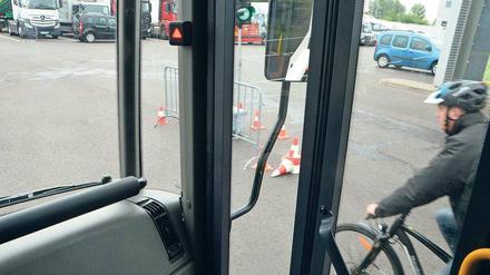 Gefahr im Blick. Das Dreieck in der Türsäule leuchtet rot, wenn das Radar des Lkw beim Abbiegen einen Radfahrer registriert. 