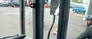 Gefahr im Blick. Das Dreieck in der Türsäule leuchtet rot, wenn das Radar des Lkw beim Abbiegen einen Radfahrer registriert. 