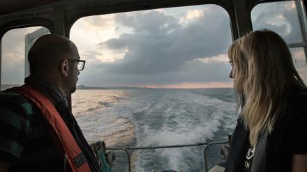 Die Grünen-Bundestagsabgeordneten Manuel Sarrazin und Luise Amtsberg am Heck des Rettungsschiffs "Lifeline".