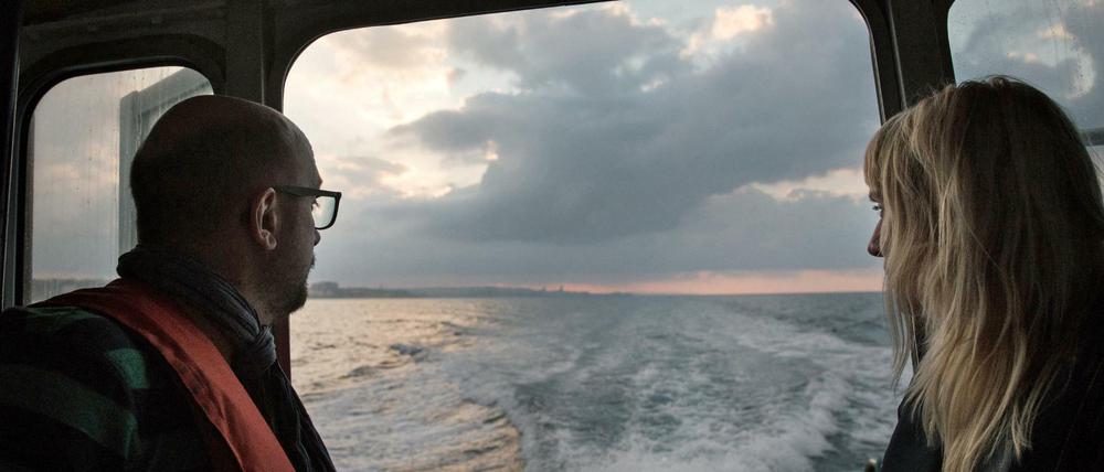Die Grünen-Bundestagsabgeordneten Manuel Sarrazin und Luise Amtsberg am Heck des Rettungsschiffs "Lifeline".